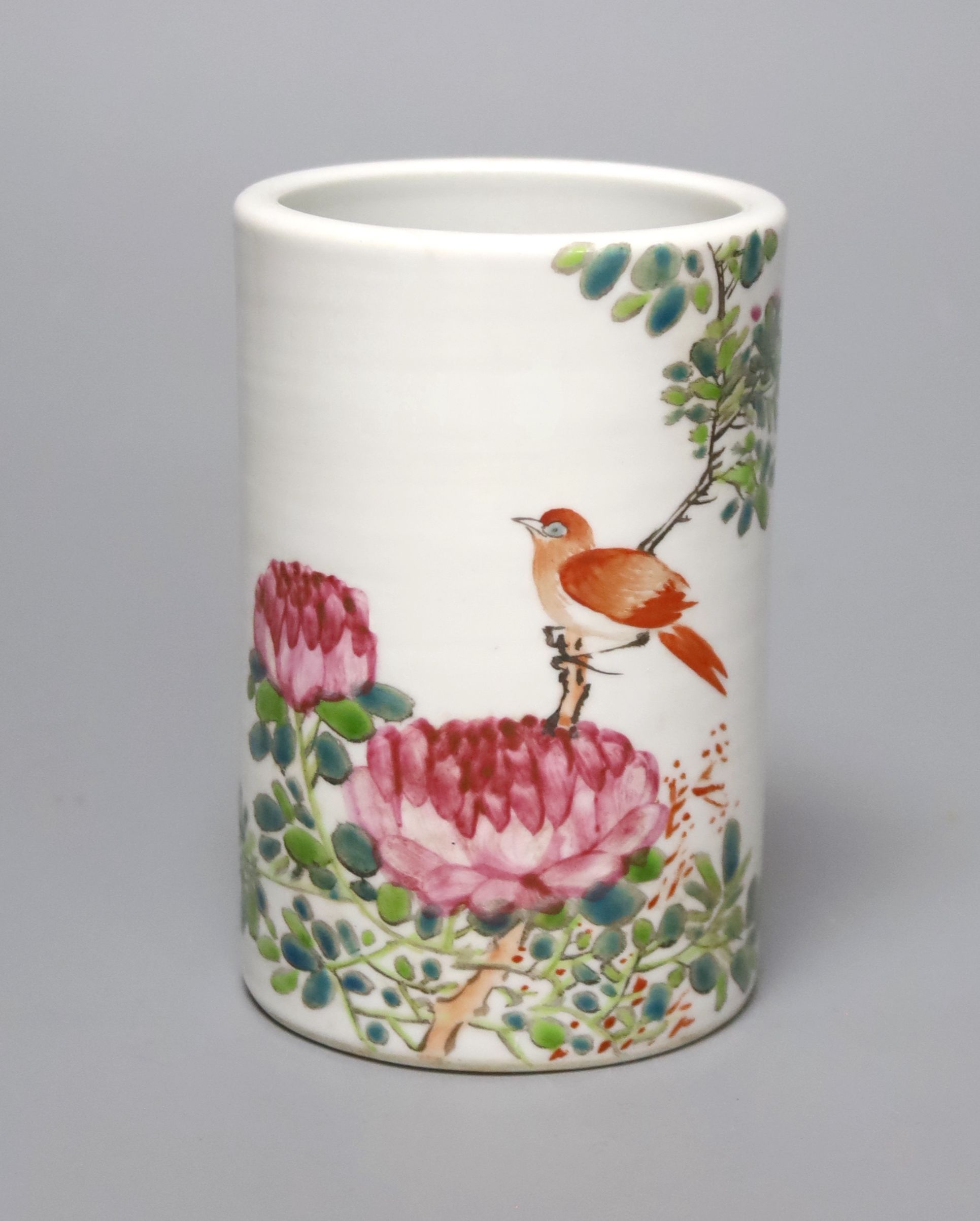 A Chinese famille rose brushpot, height 12cm